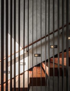 Moderne maatwerk trap met strakke lijnen en LED-verlichting in een contemporary interieur